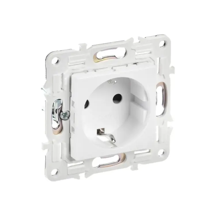 Розетка IEK SKANDY с защитными шторками 16А SK-R04W арктический белый SK-R14-16-K01