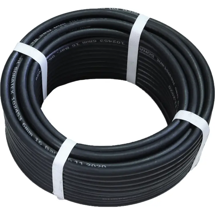 Гладкий маслобензостойкий шланг Sonatex 102453