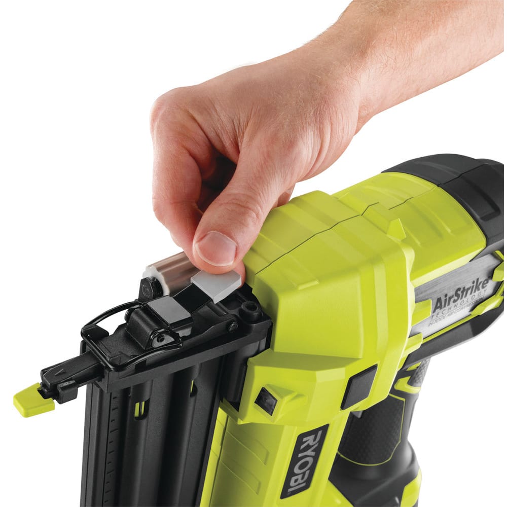 Аккумуляторный гвоздезабиватель Ryobi ONE+ R18N18G0